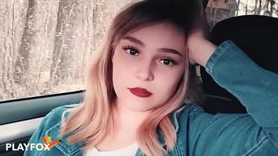 Bébé sexy suçant joyeusement une carte de réduction